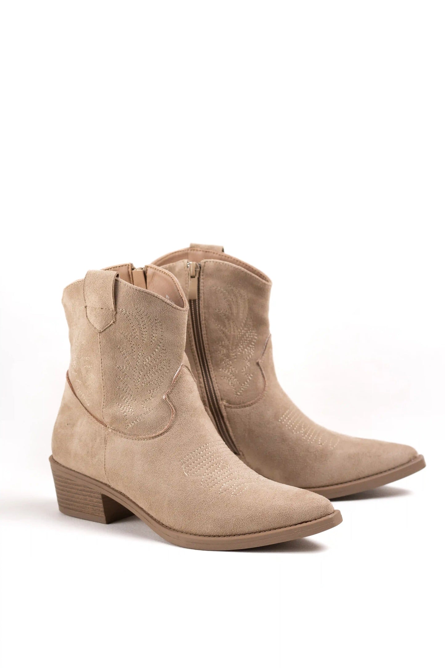 Botines Cowboy de Ante con Bordados y Tacón Cubano