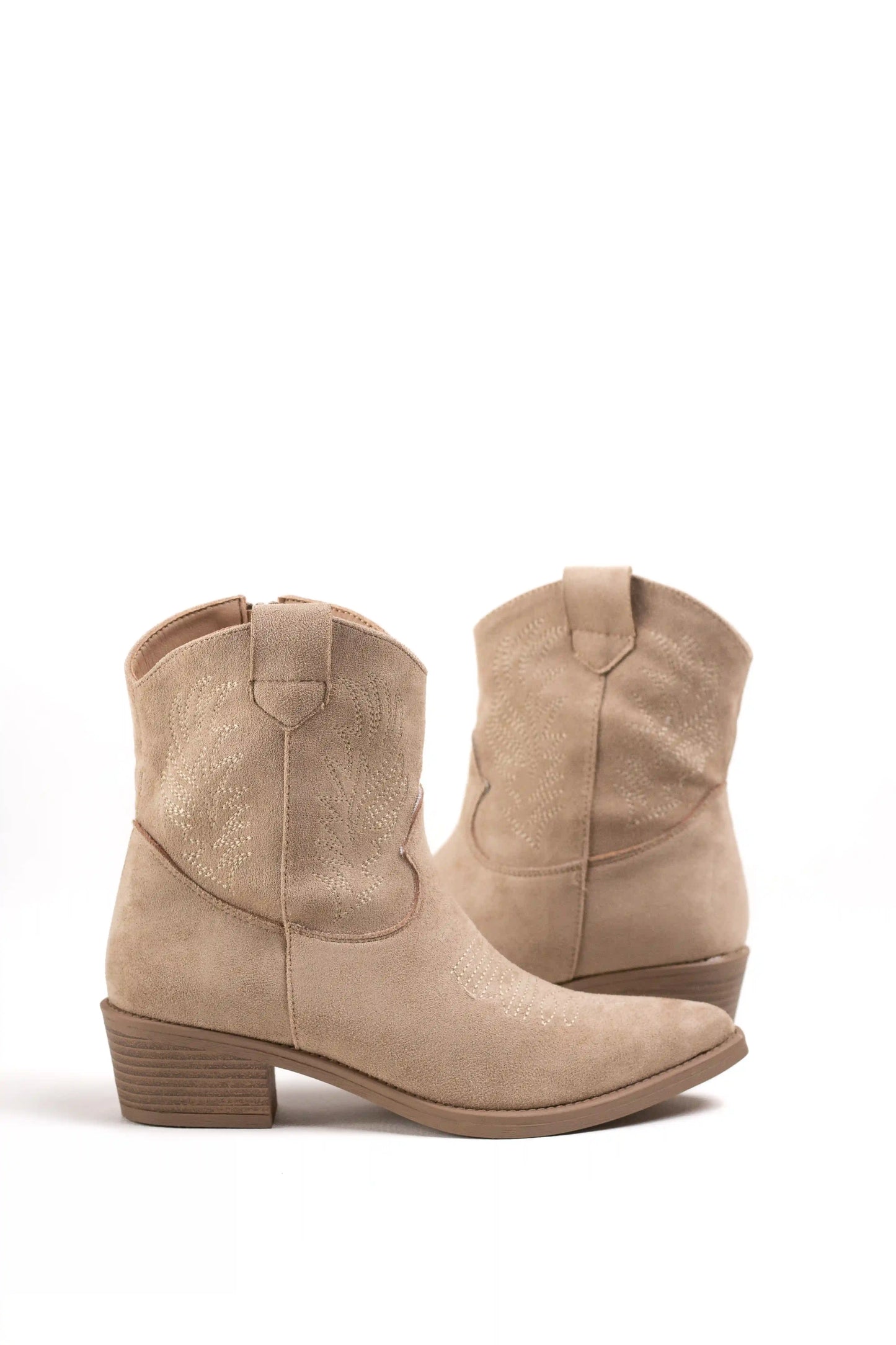 Botines Cowboy de Ante con Bordados y Tacón Cubano