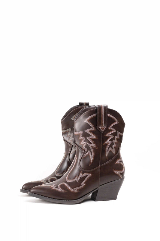 Botines Cowboy Marrón con Bordados en Contraste y Tacón Alto