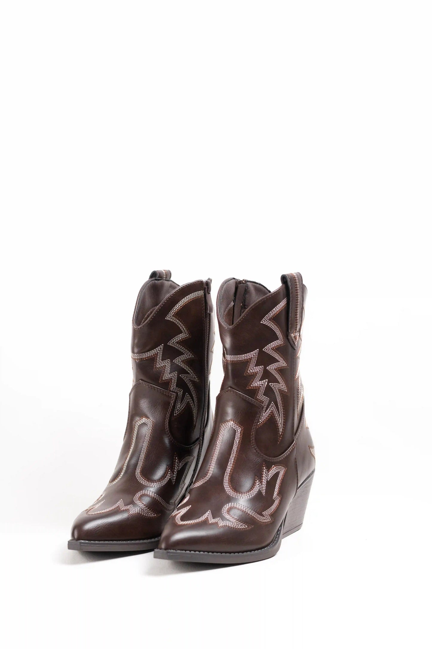 Botines Cowboy Marrón con Bordados en Contraste y Tacón Alto