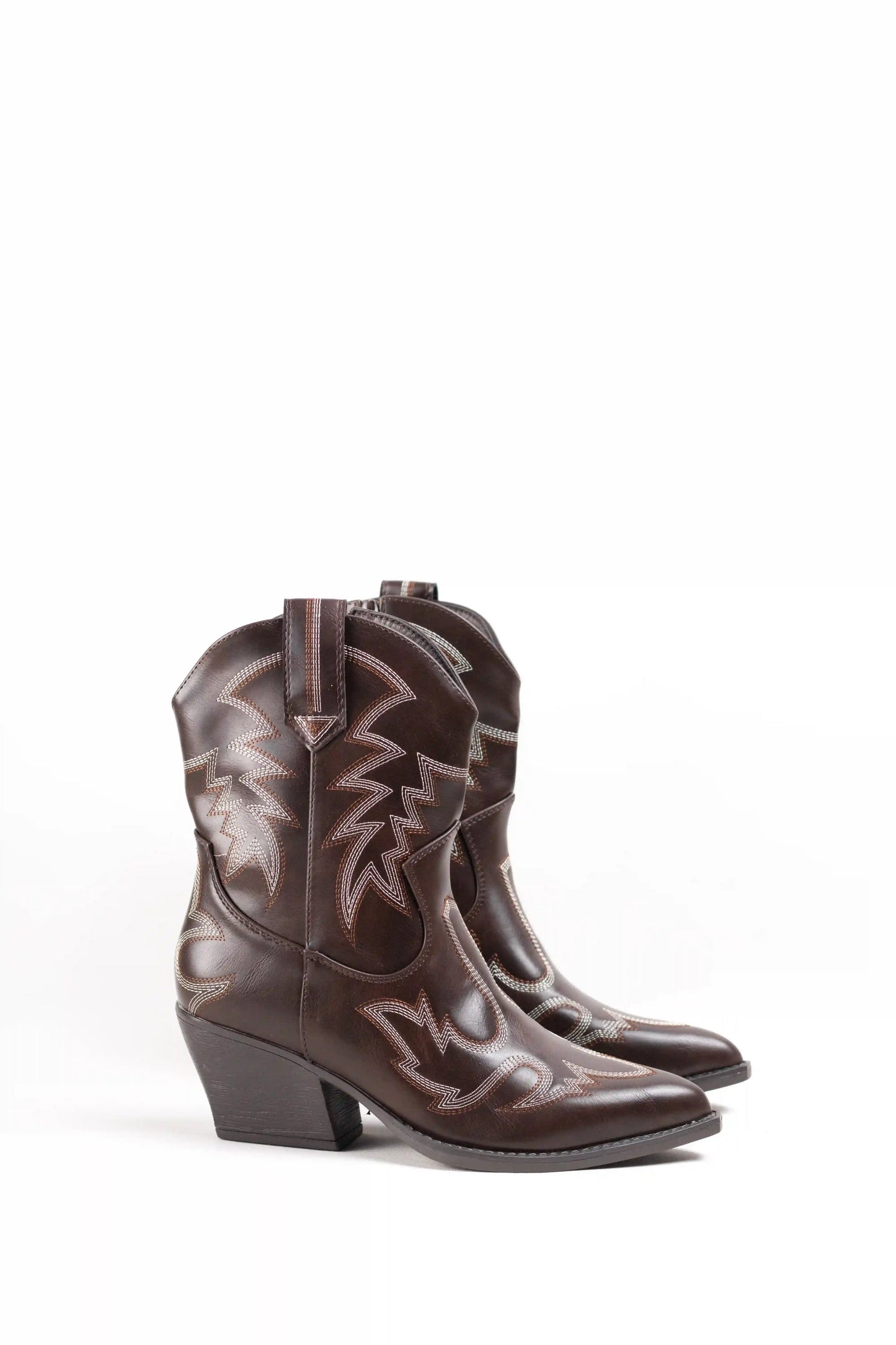 Botines Cowboy Marrón con Bordados en Contraste y Tacón Alto