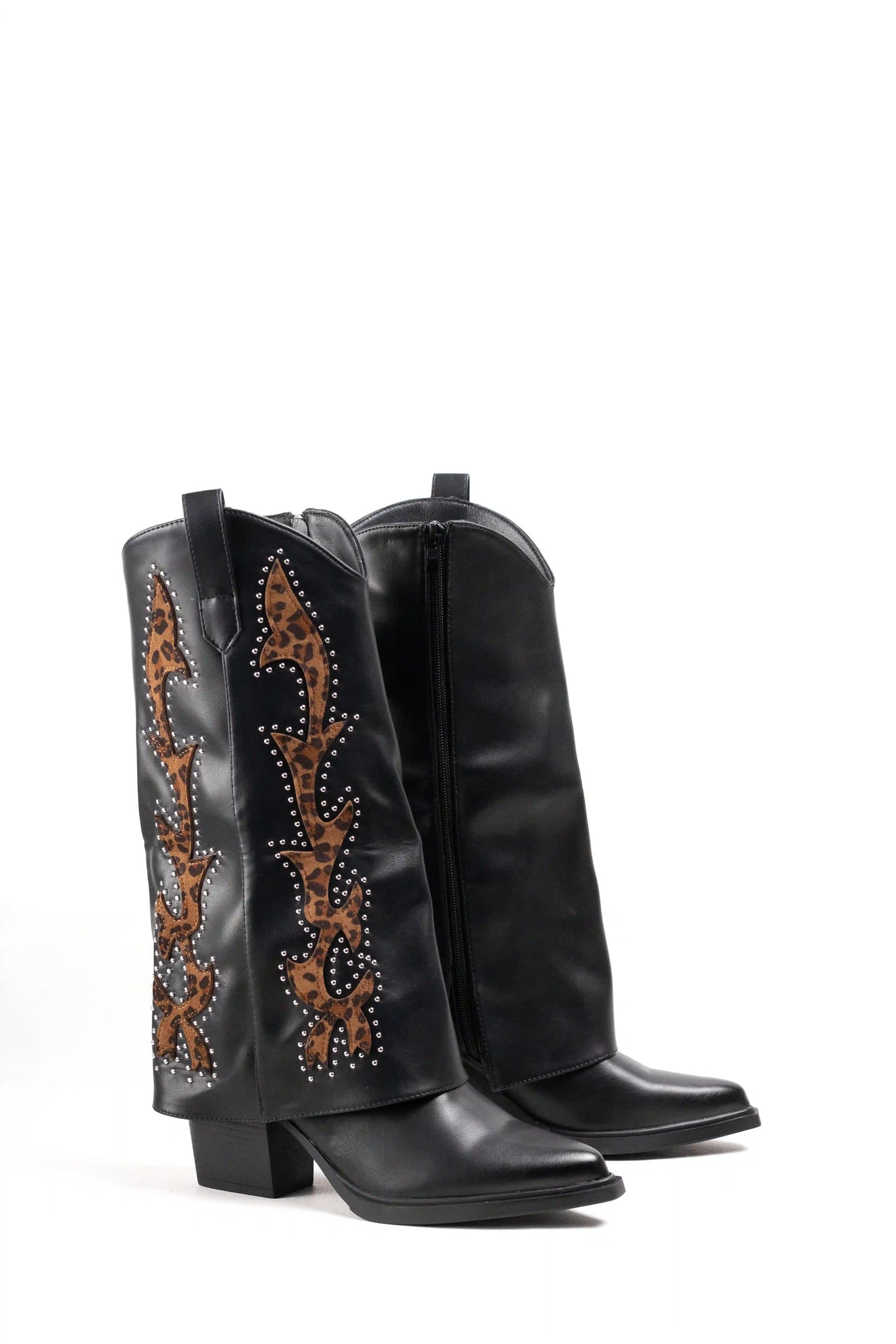 Botas cowboy mujer estilo pantalón negras con bordado animal print y tachuelas