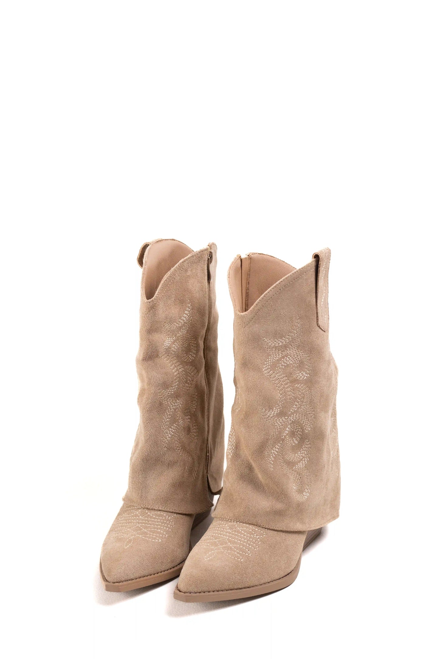 Botas cowboy estilo pantalón con bordados