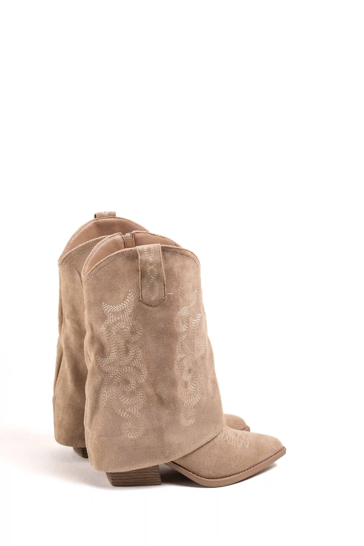 Botas cowboy estilo pantalón con bordados