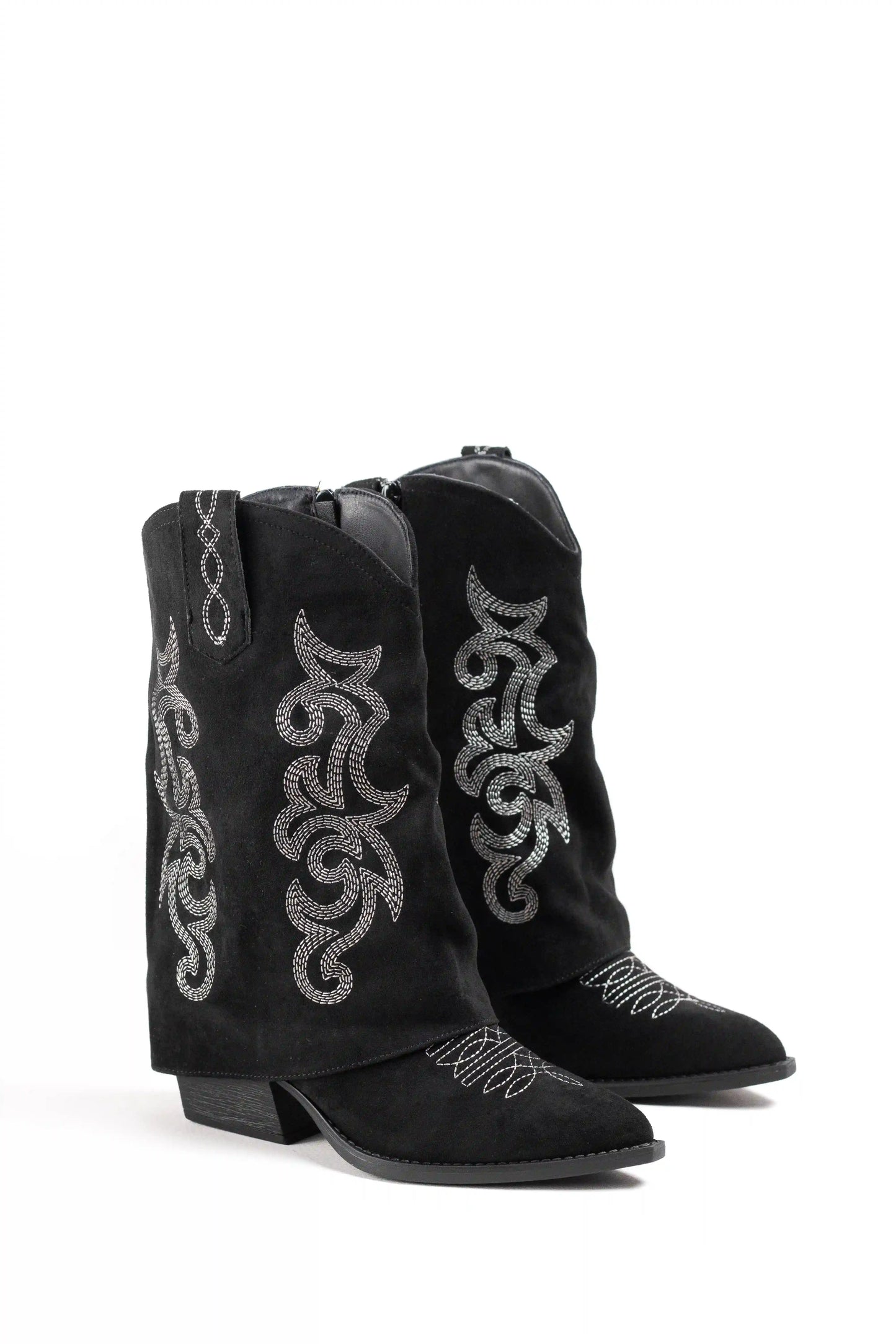 Botas cowboy estilo pantalón con bordados