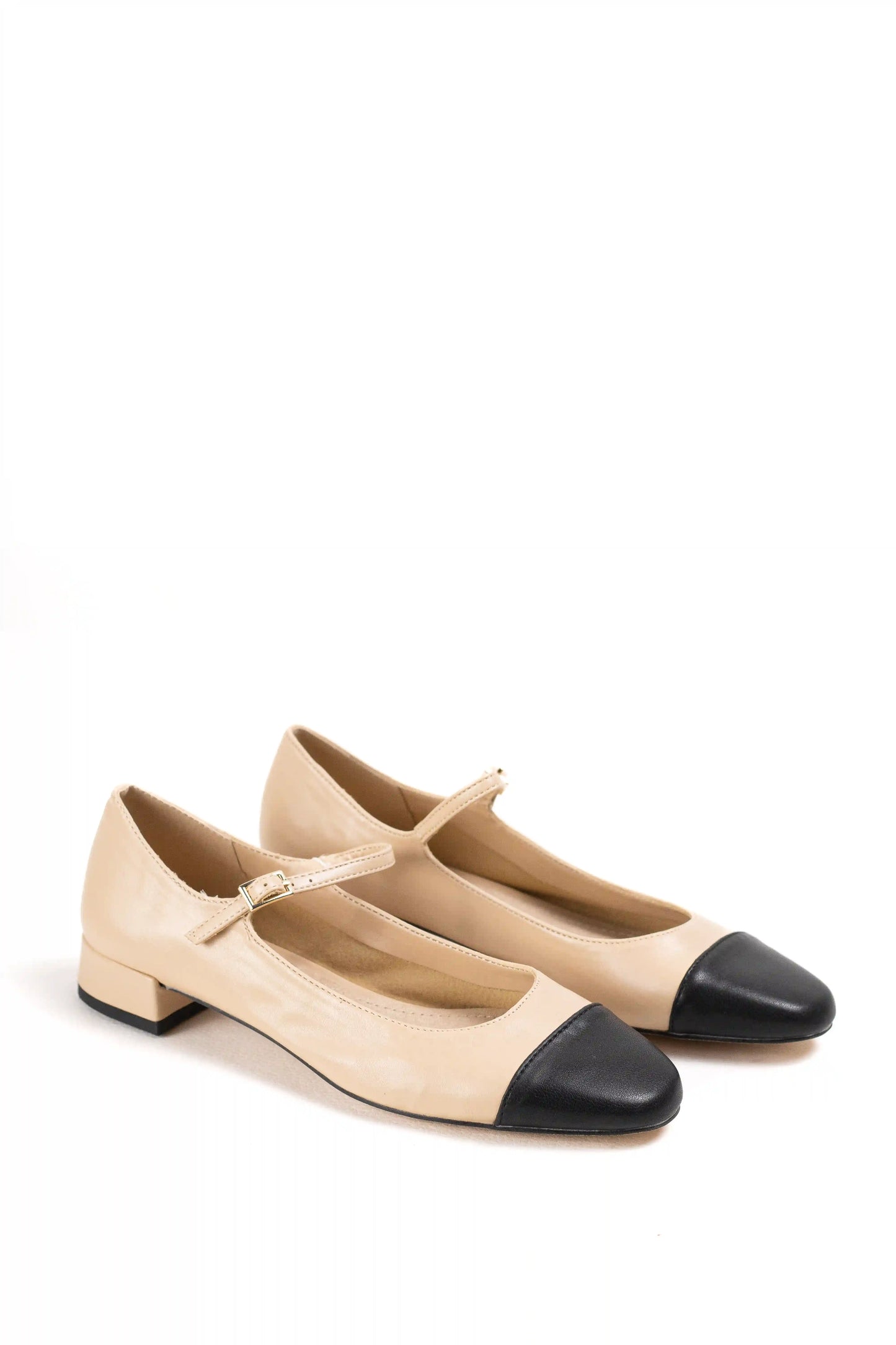 Bailarinas tipo Mary jane mujer nude con punta negra y pulsera ajustable Corina