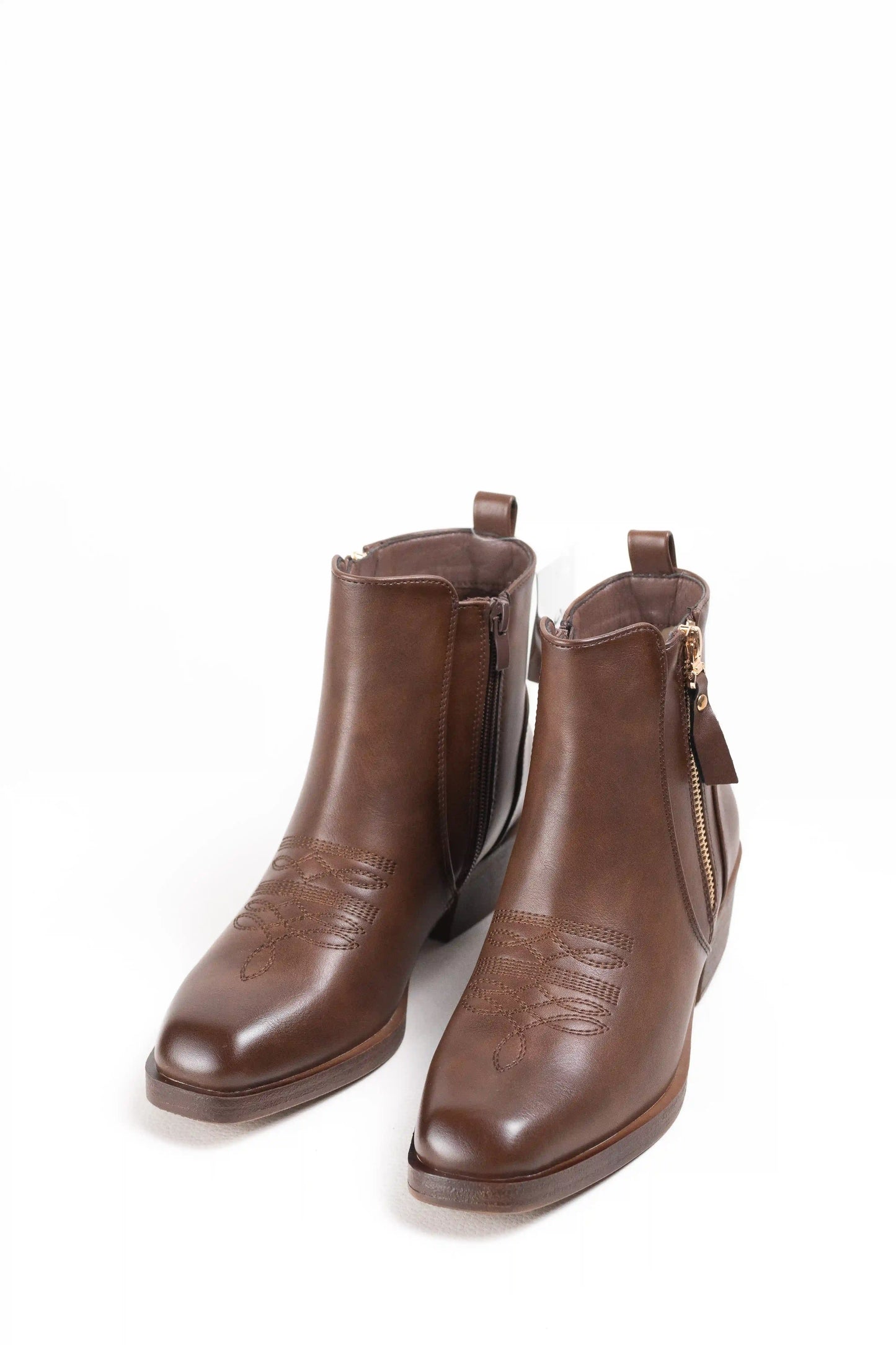 Botín mujer cowboy estilo campero western de piel vegana y tacón bajo