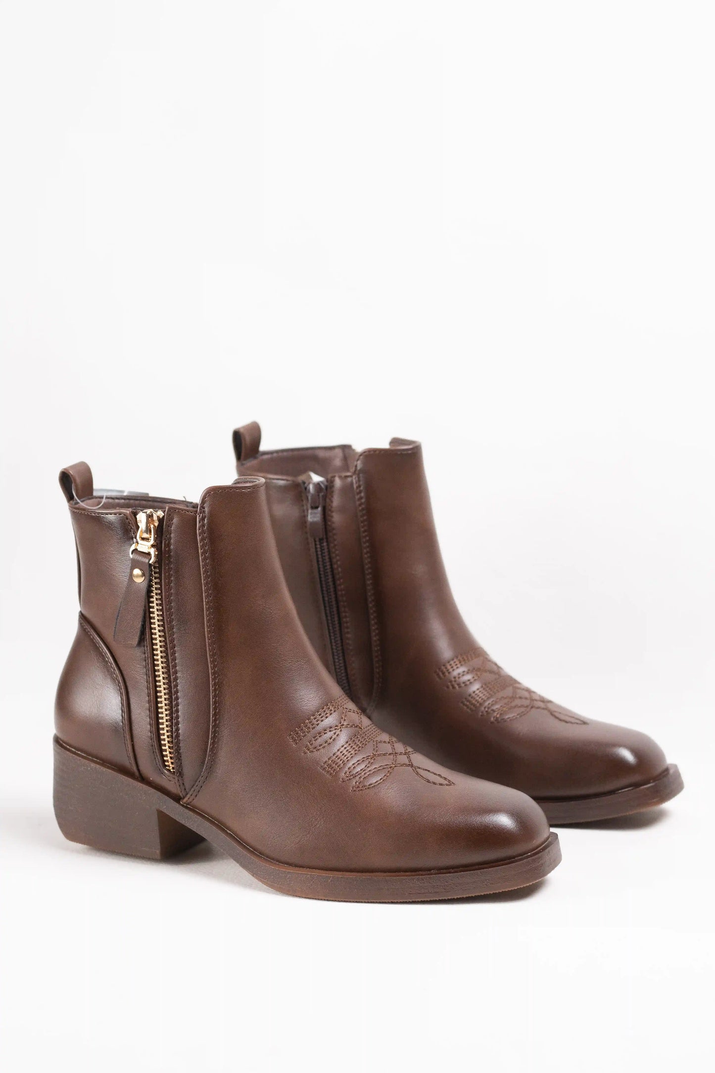 Botín mujer cowboy estilo campero western de piel vegana y tacón bajo