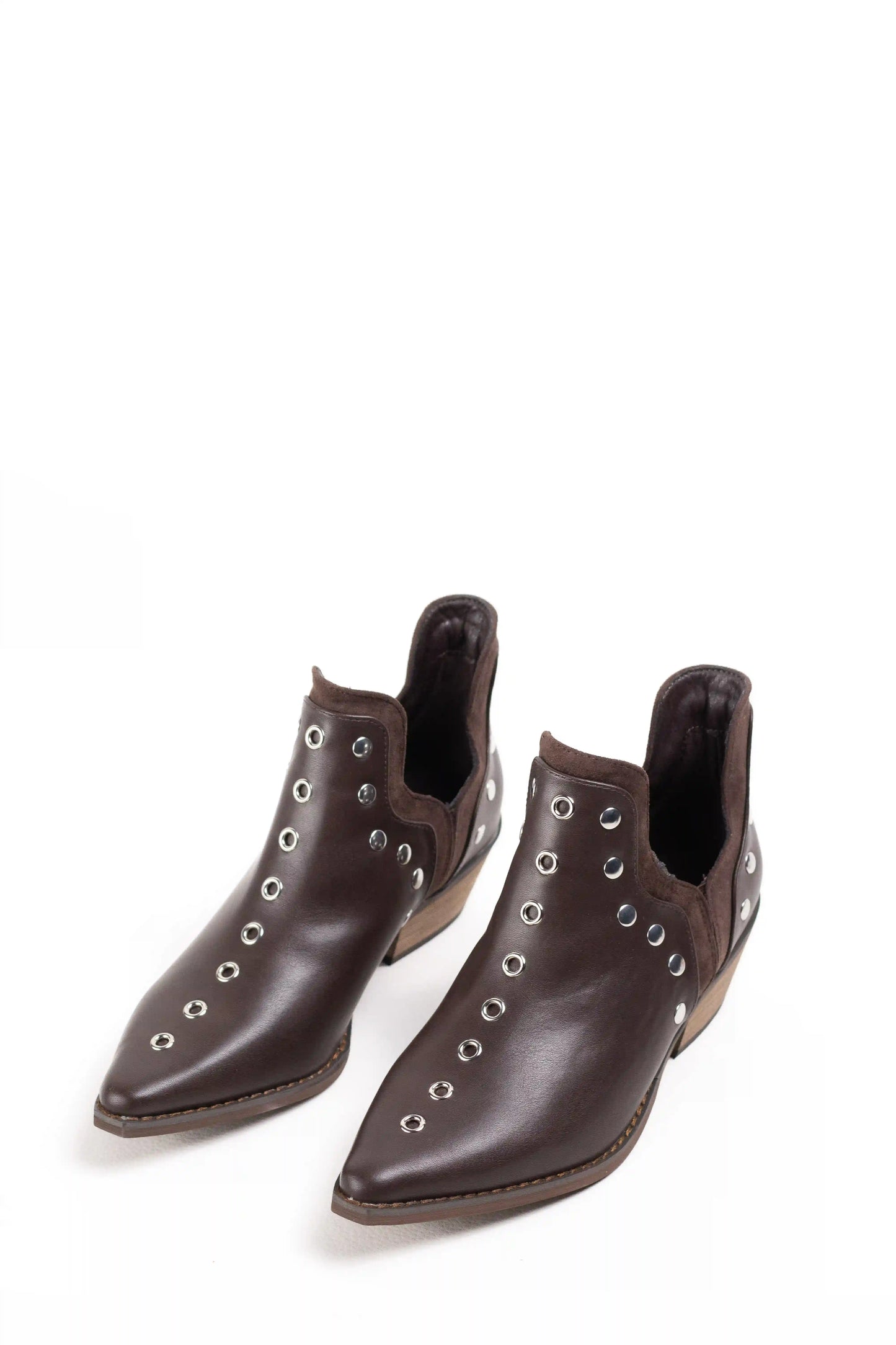 botin con tachuelas plateadas diseno bicolor marron de piel y ante punta afilada y tacon bajo cubano Marrón 38