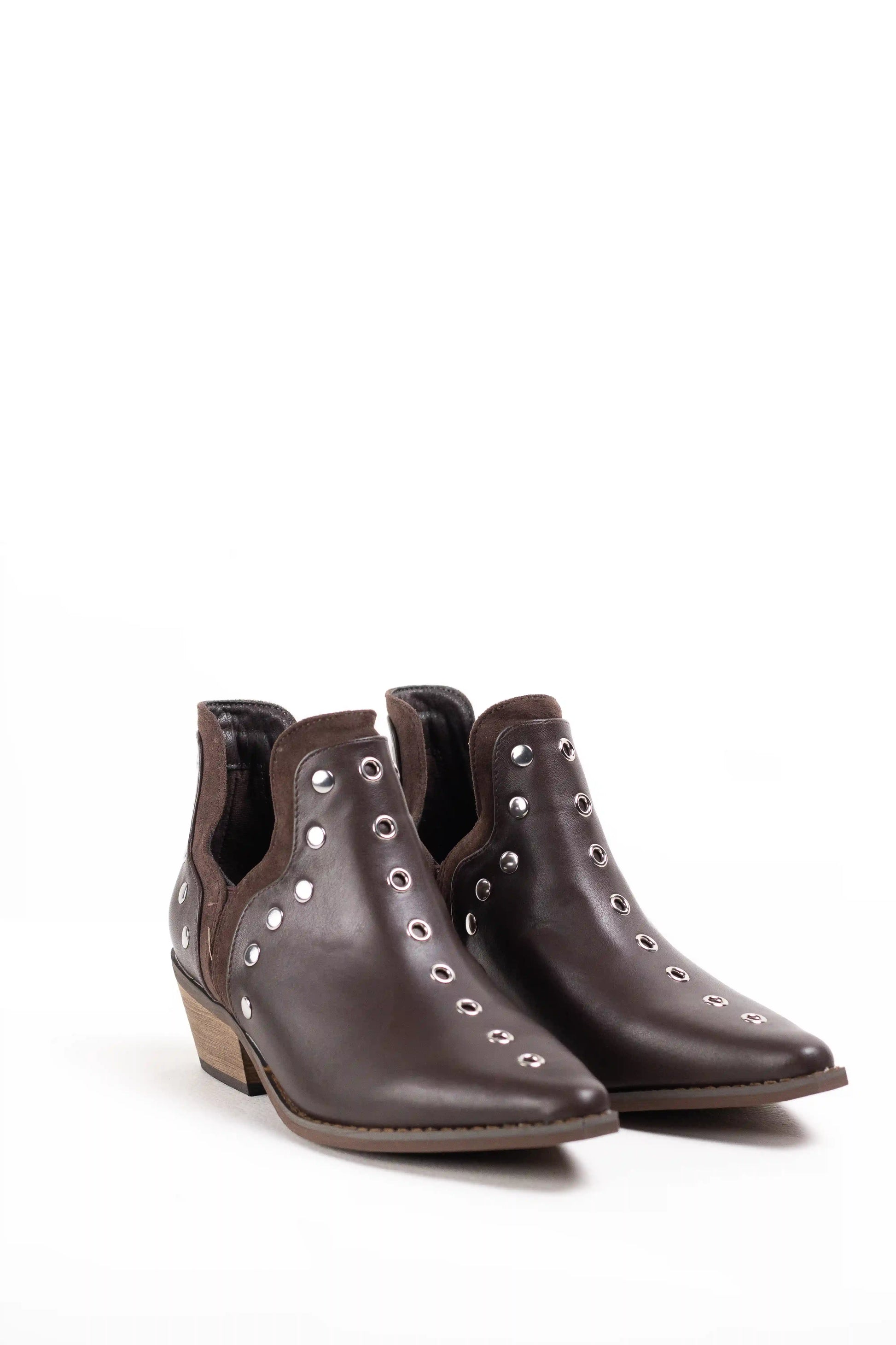 botin con tachuelas plateadas diseno bicolor marron de piel y ante punta afilada y tacon bajo cubano Marrón 39