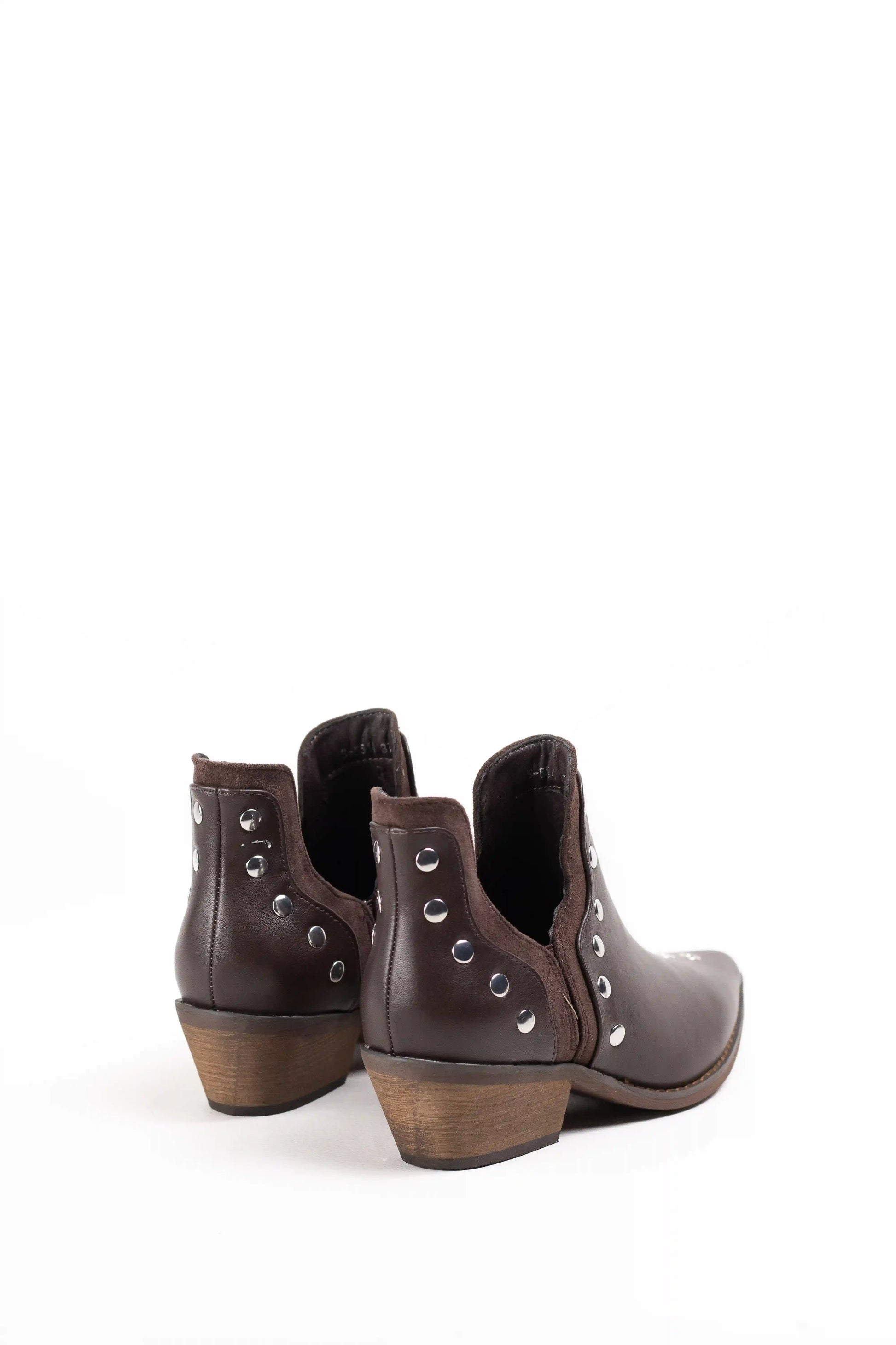 botin con tachuelas plateadas diseno bicolor marron de piel y ante punta afilada y tacon bajo cubano Marrón 41