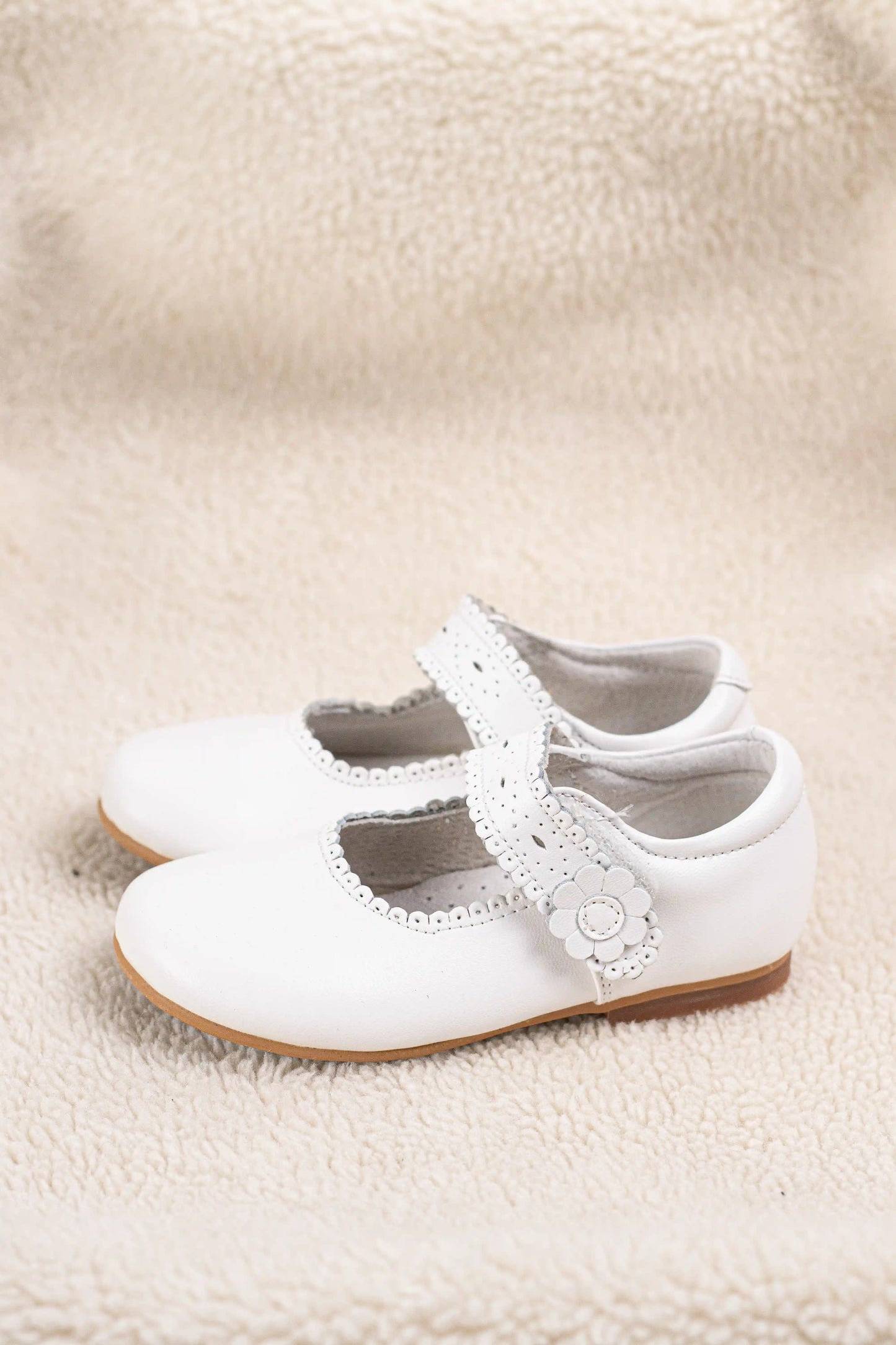 bailarina blanca de piel sintetica estilo merceditas tira troquelada y detalle de flor ideal para comunion Blanco 26