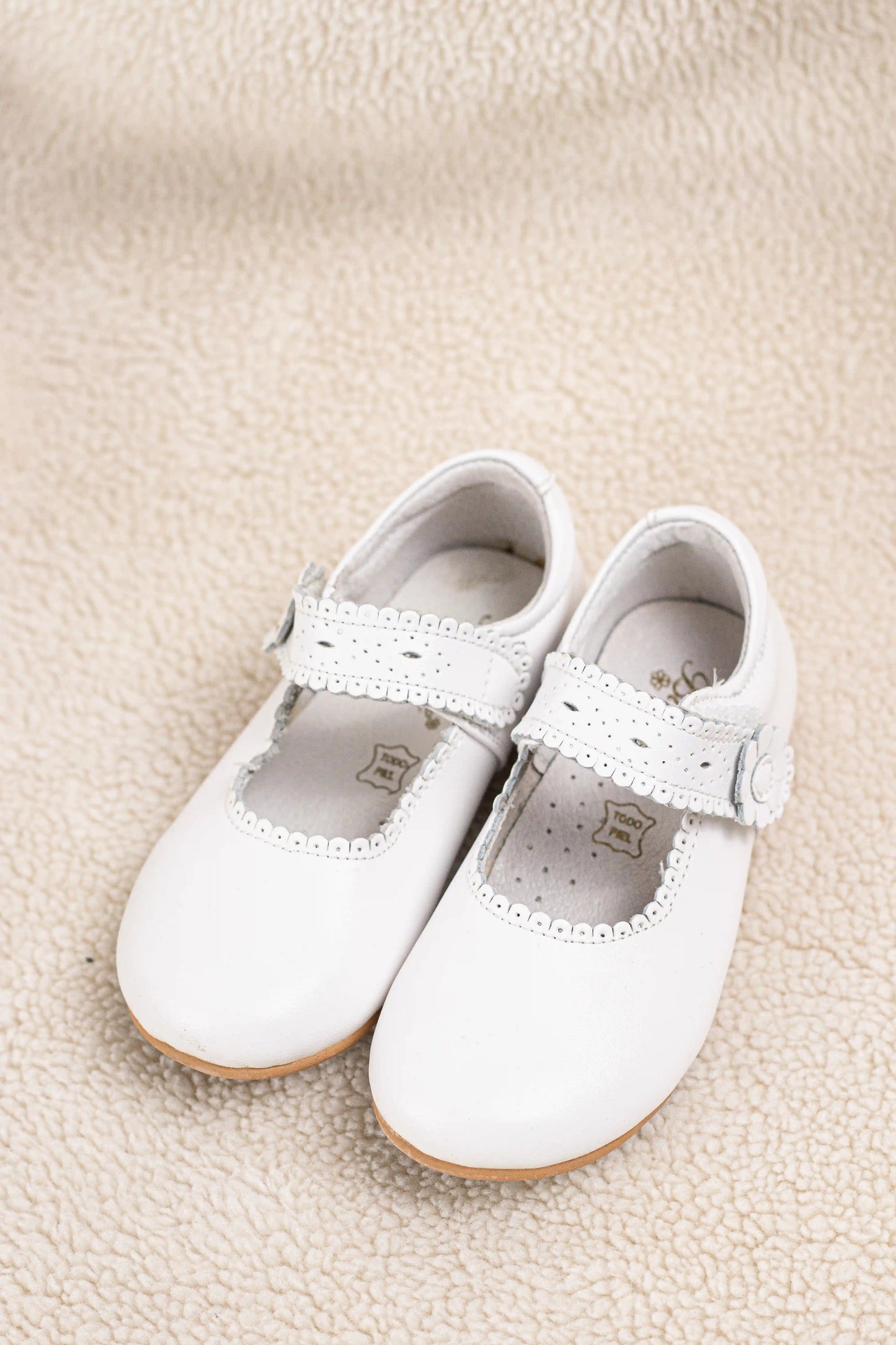 bailarina blanca de piel sintetica estilo merceditas tira troquelada y detalle de flor ideal para comunion Blanco 38