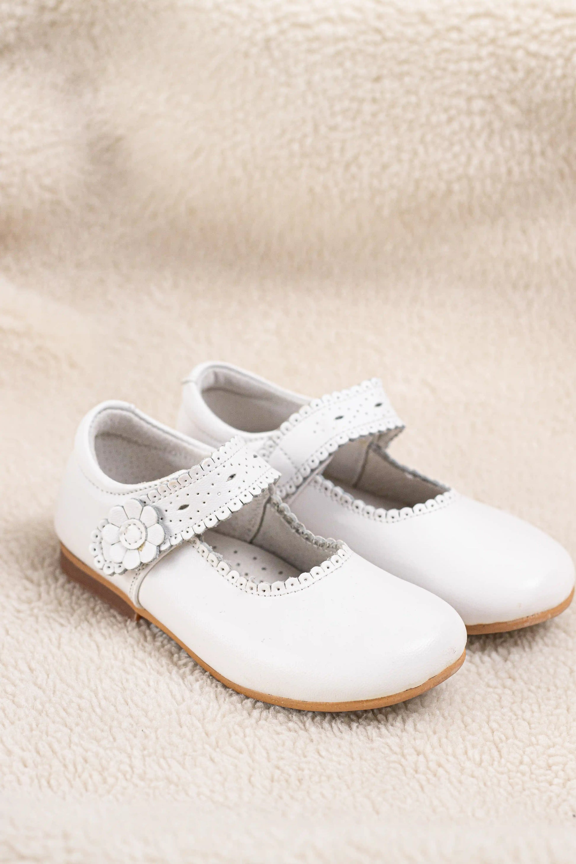 bailarina blanca de piel sintetica estilo merceditas tira troquelada y detalle de flor ideal para comunion Beige 26