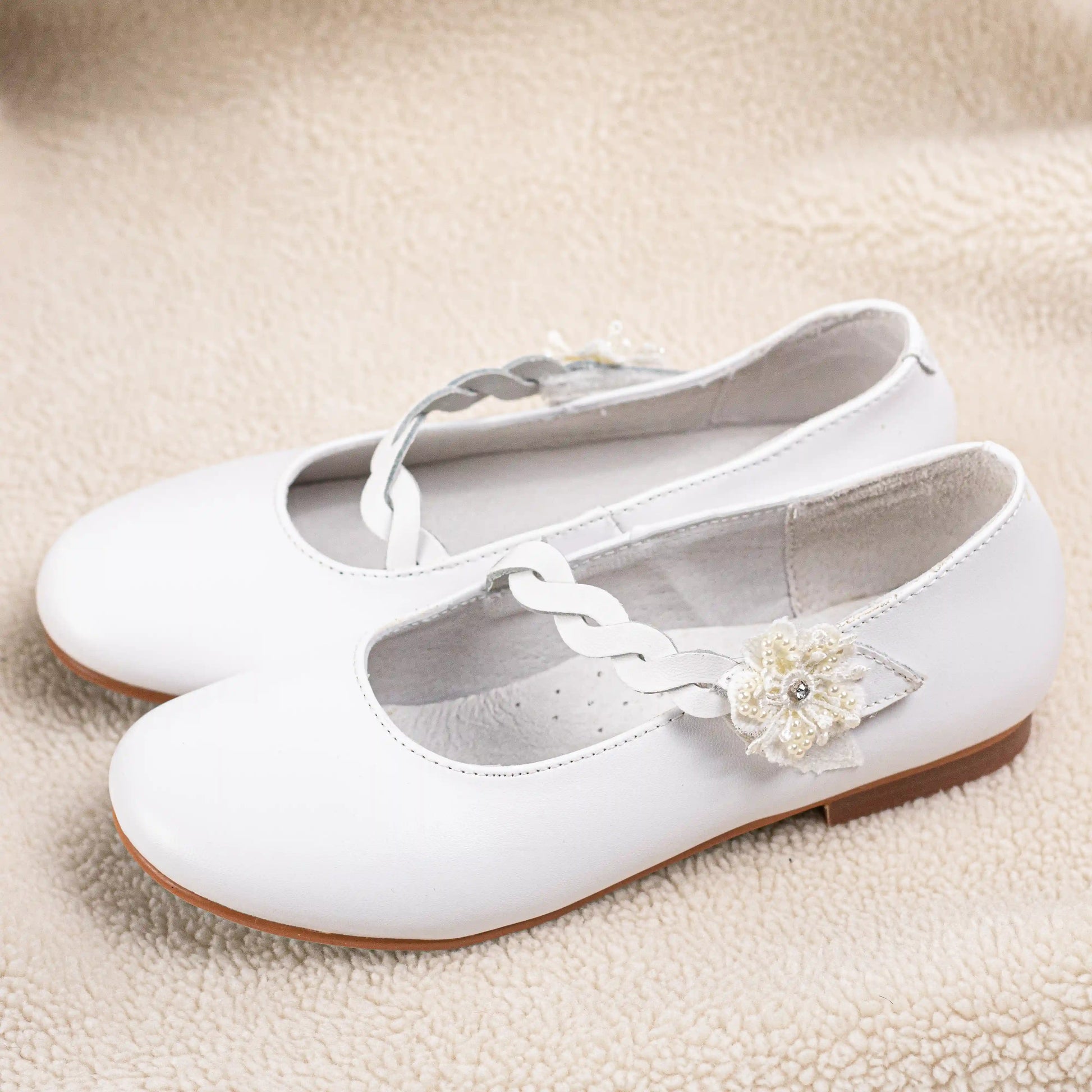 ailarina blanca de piel sintetica tira trenzada en empeine y detalle de flor con perlas ideal para comunion  