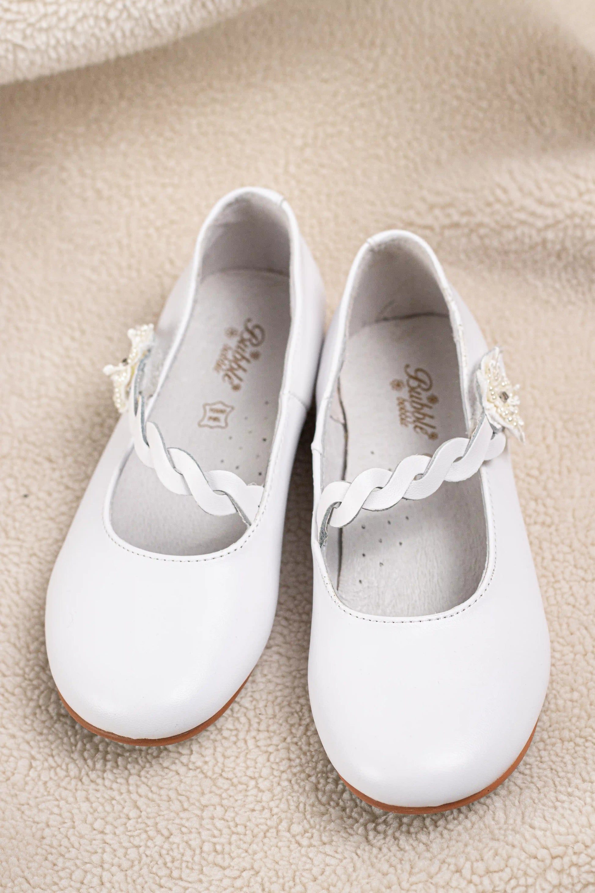 ailarina blanca de piel sintetica tira trenzada en empeine y detalle de flor con perlas ideal para comunion negro-1 38