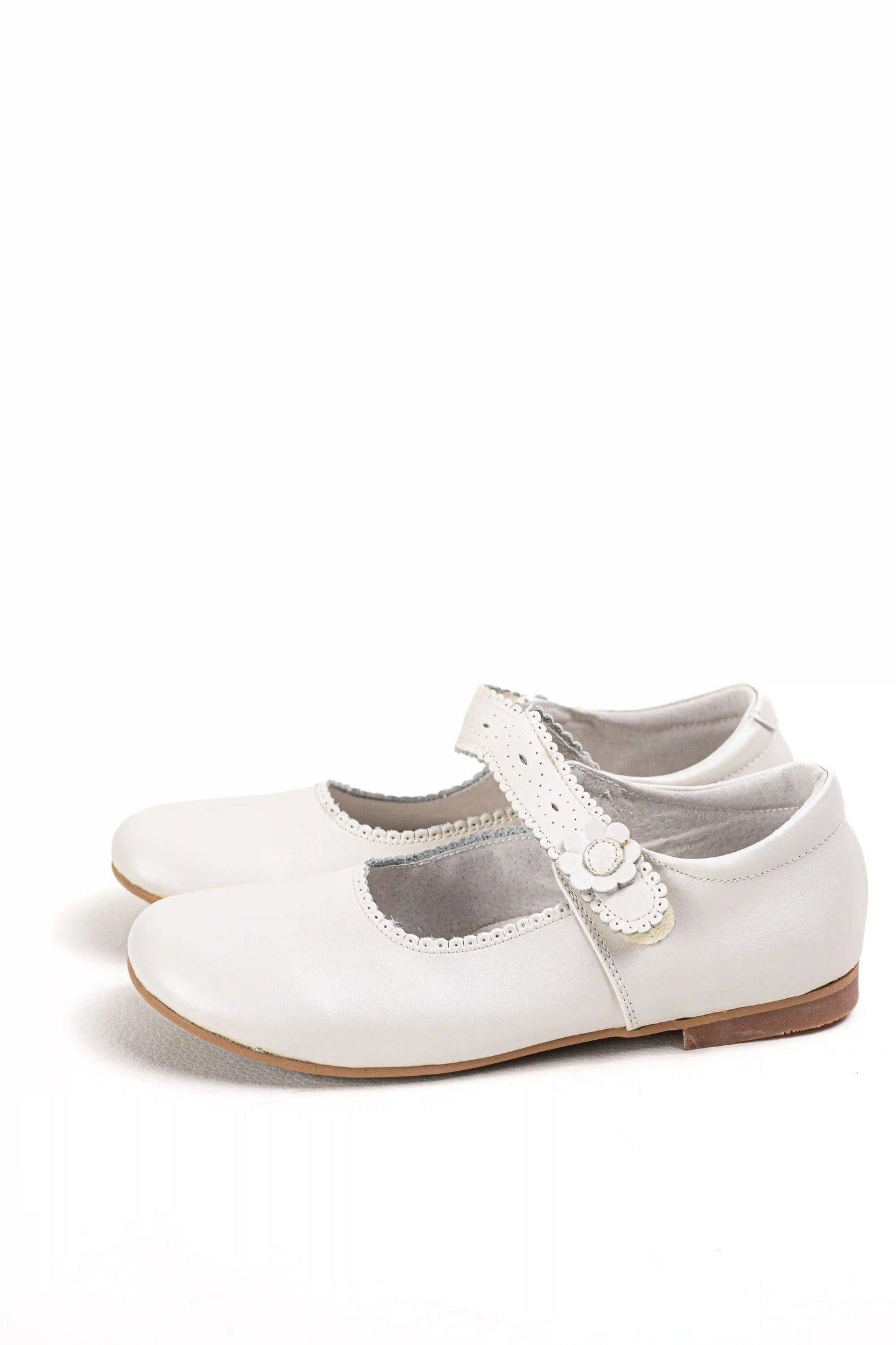 bailarina blanca de piel sintetica estilo merceditas tira troquelada y detalle de flor ideal para comunion Beige 35