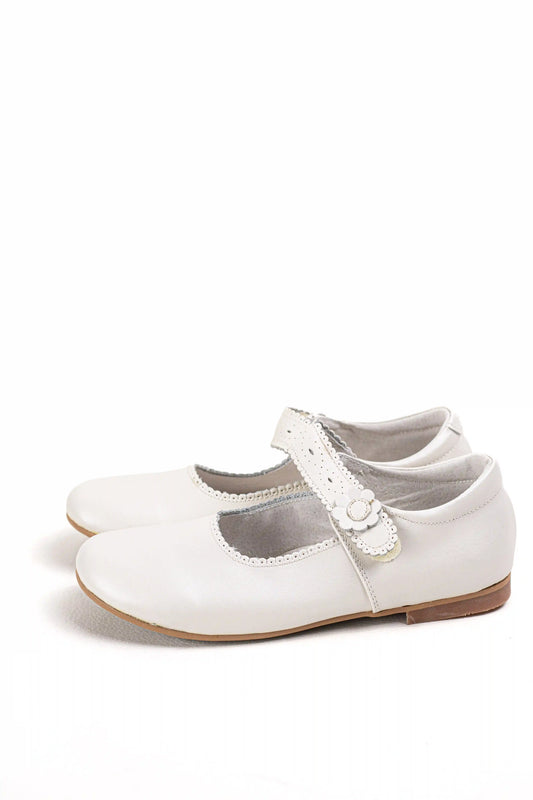 bailarina blanca de piel sintetica estilo merceditas tira troquelada y detalle de flor ideal para comunion Beige 35