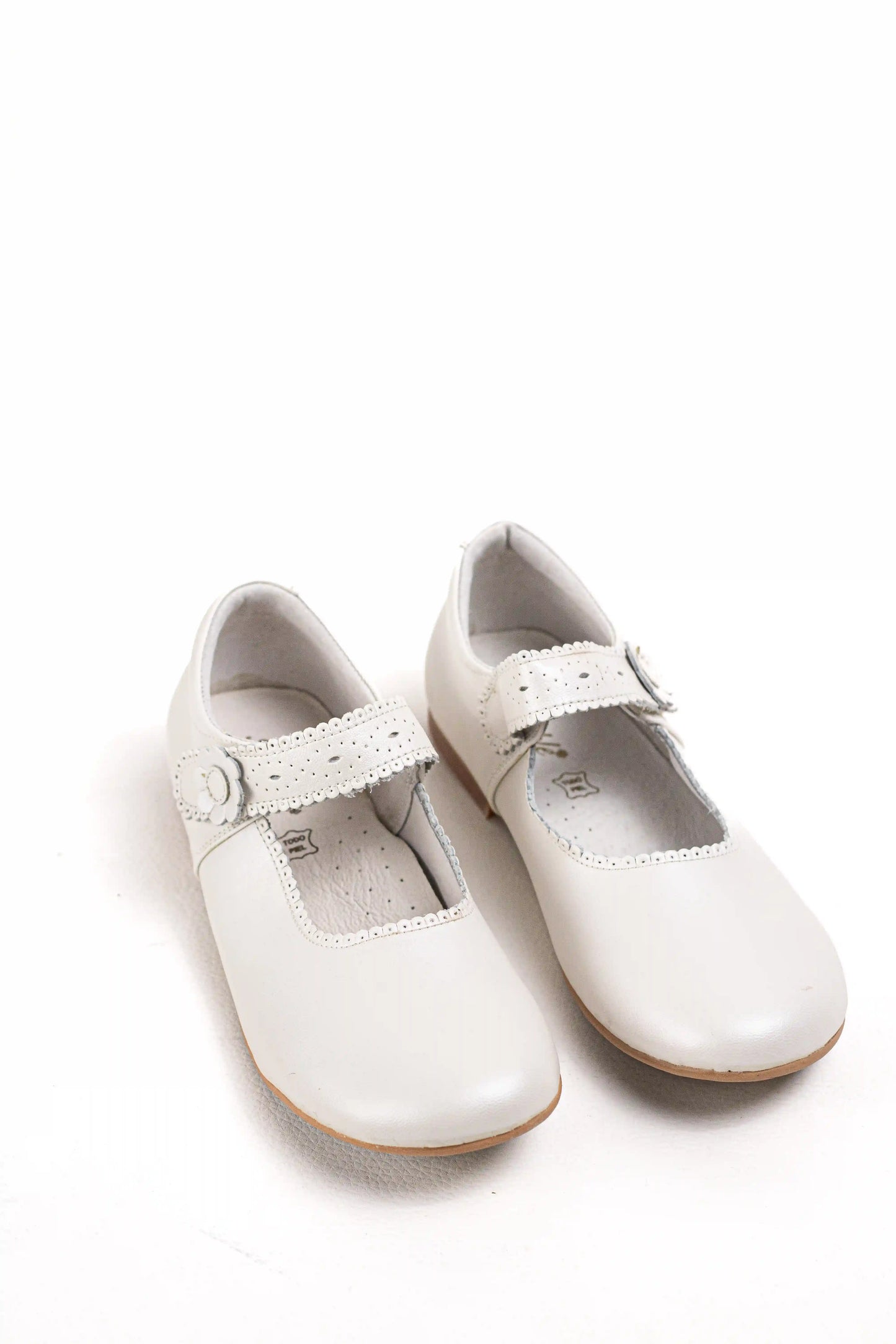 bailarina blanca de piel sintetica estilo merceditas tira troquelada y detalle de flor ideal para comunion Beige 38