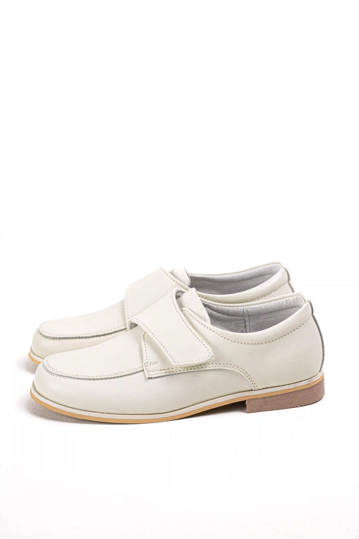 zapato mocasin infantil juvenil de piel sintetica puntera recta cierre de velcro y suela plana Beige 33