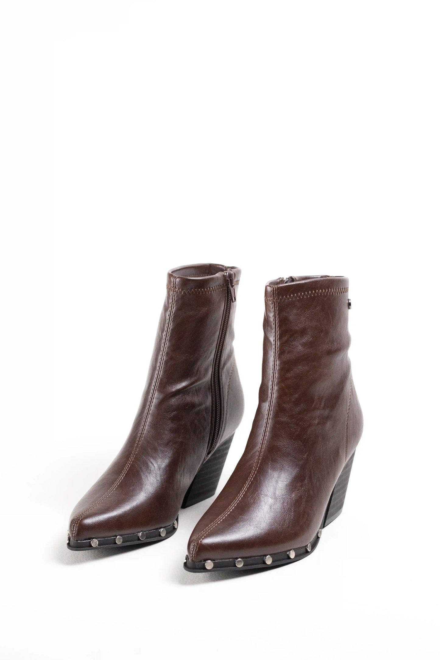 botines cowboy mujer con tacon medio y tachuelas metalicas en piel sintetica Wine 39