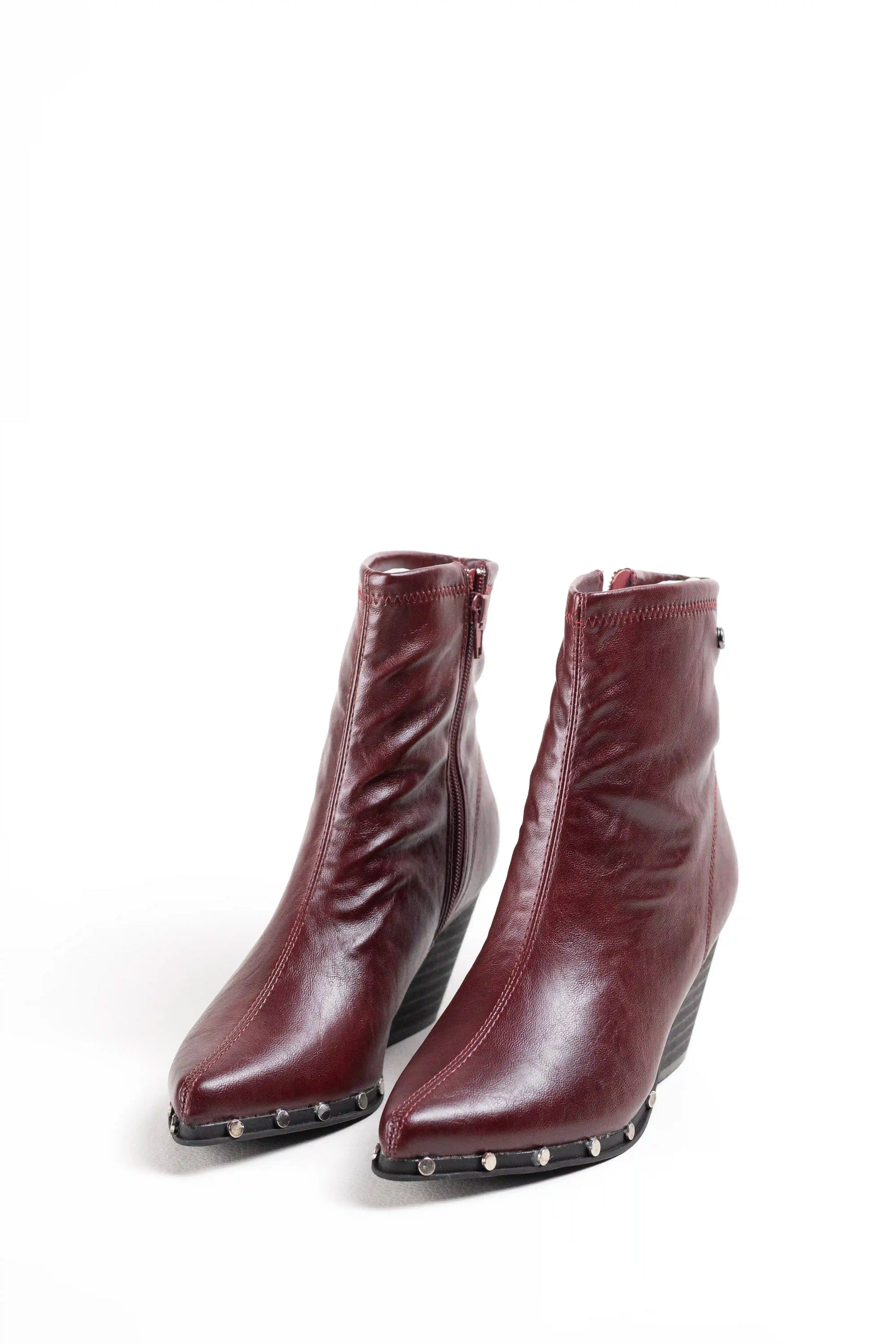 botines cowboy mujer con tacon medio y tachuelas metalicas en piel sintetica Wine 36