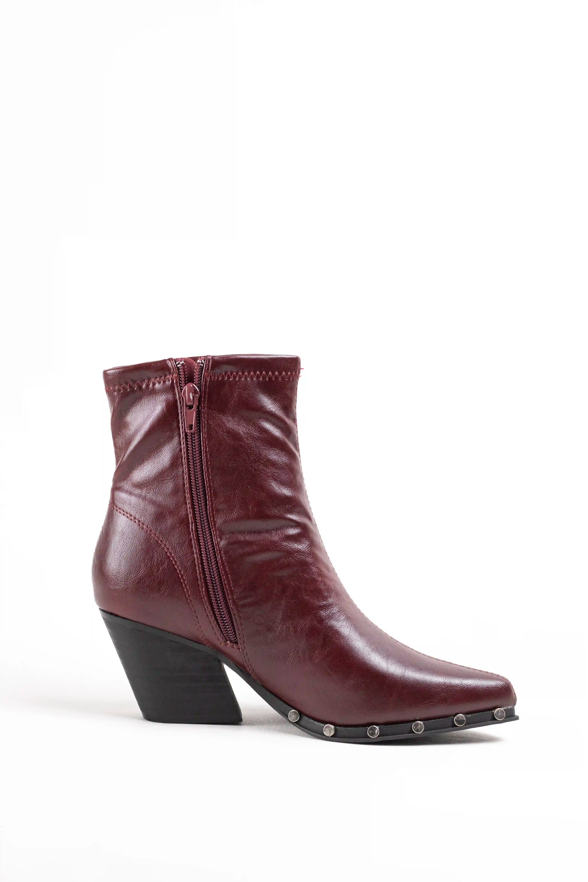 botines cowboy mujer con tacon medio y tachuelas metalicas en piel sintetica Wine 37