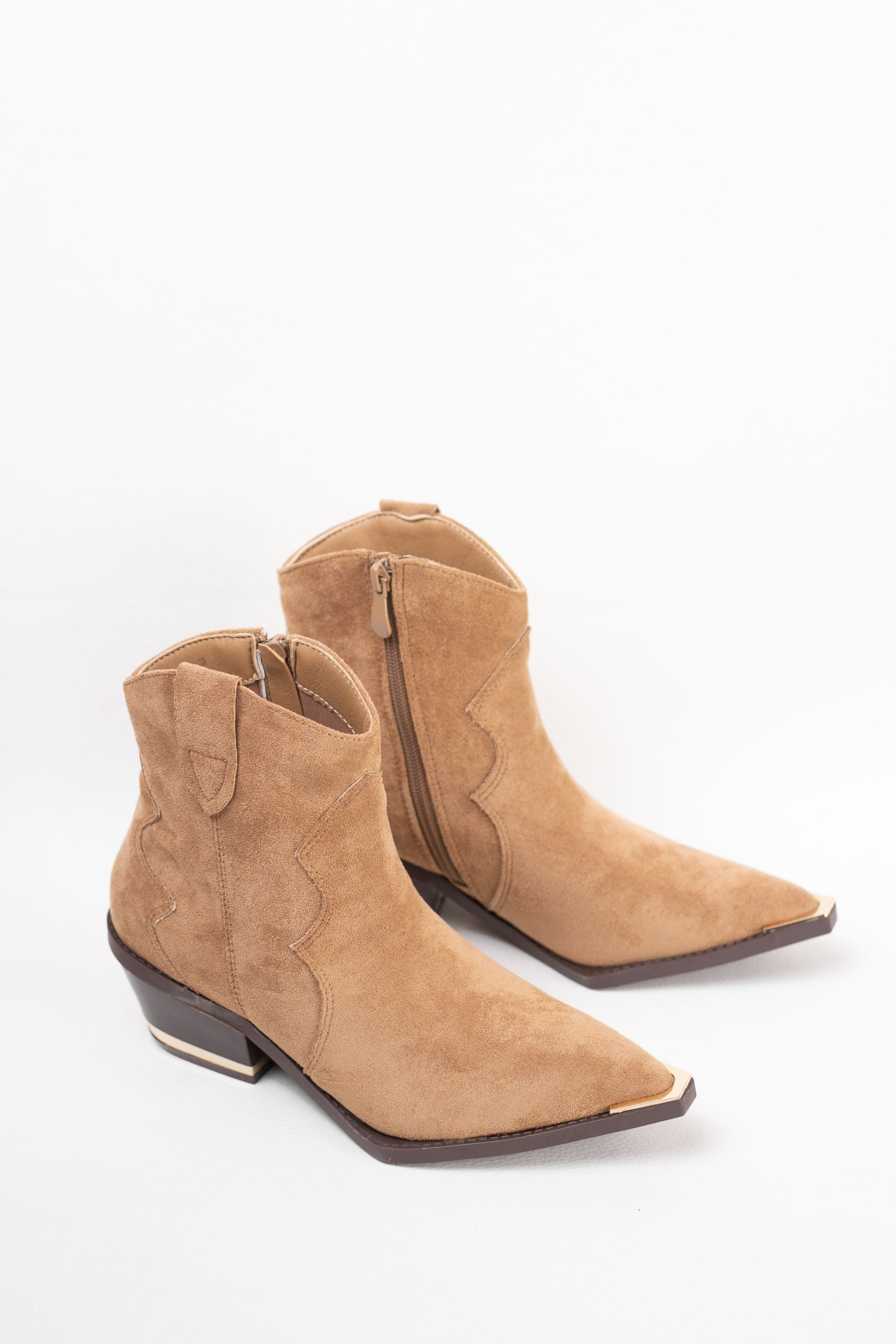 botines cowboy mujer con tacon bajo con detalle metalico Camel 37