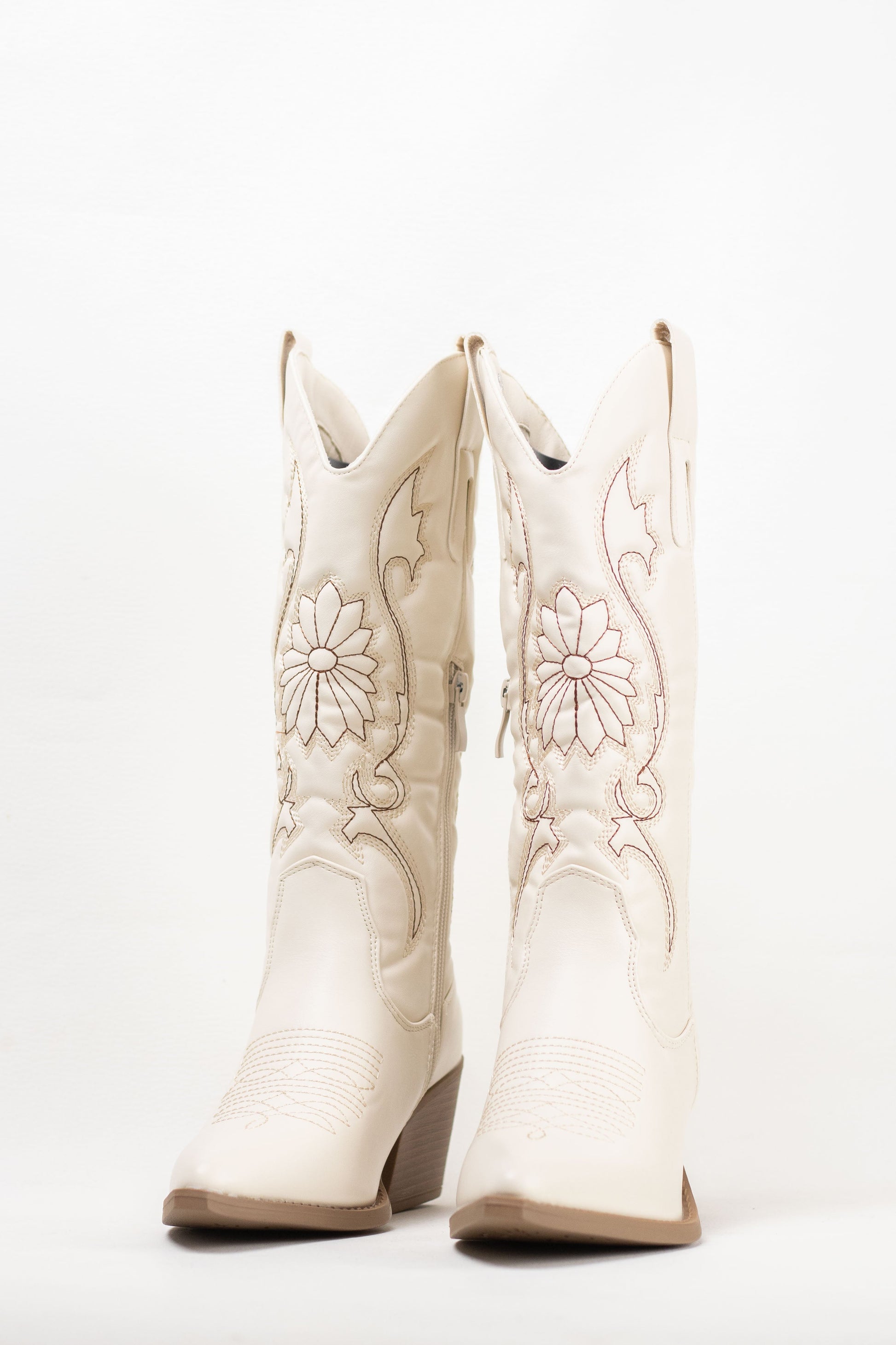 botas cowboy camperas con costuras en contraste con tacon gordo 2 Beige 37