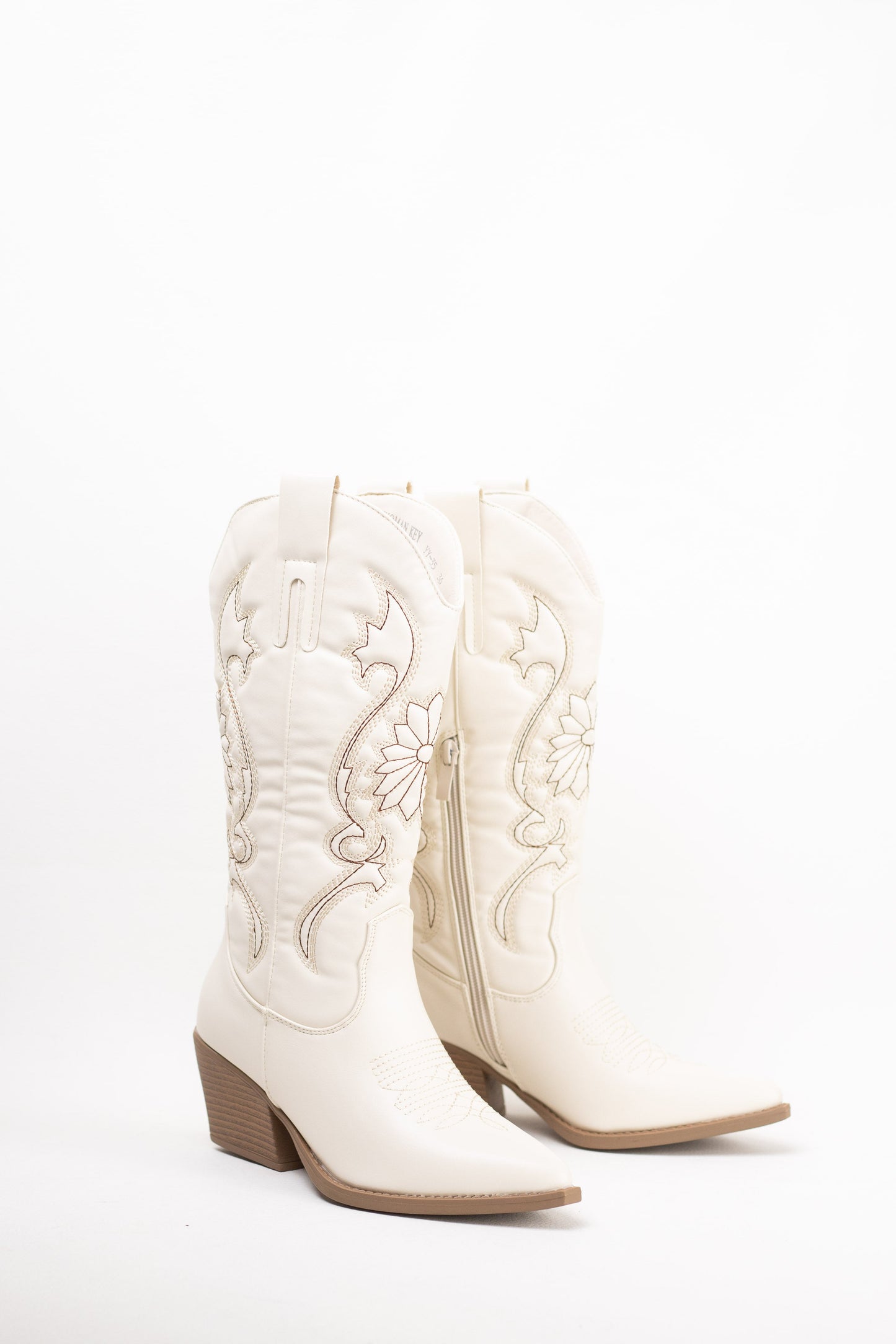 botas cowboy camperas con costuras en contraste con tacon gordo 2 Beige 38