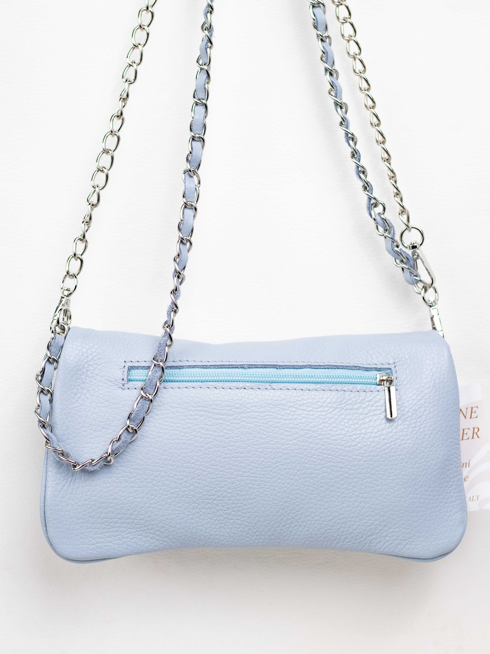 bolso de piel azul claro con dos cadenas