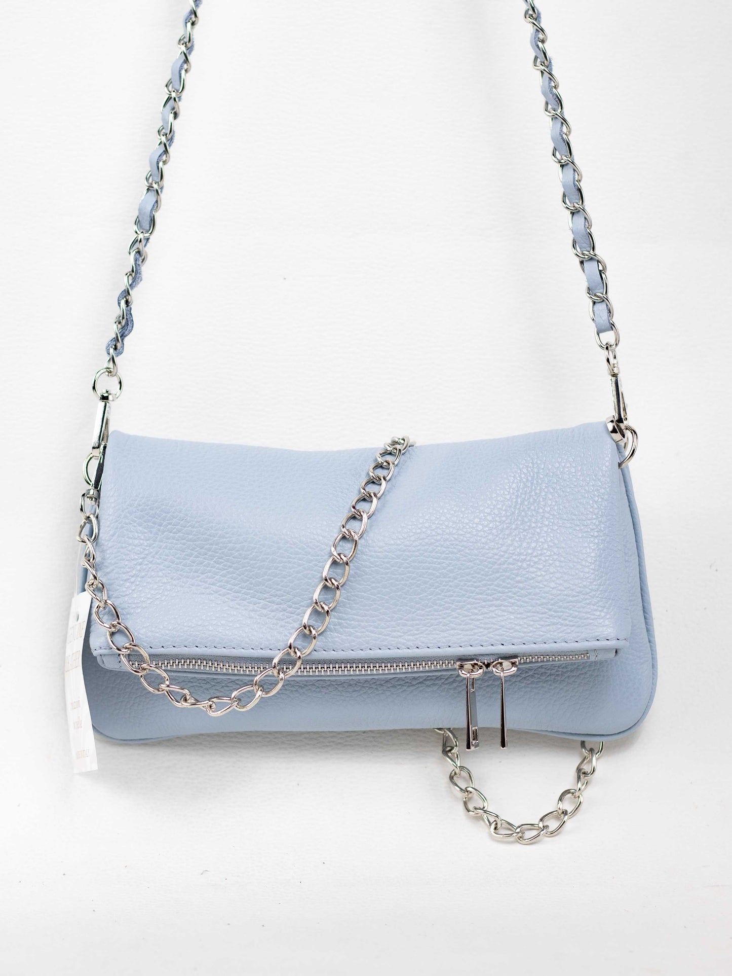 bolso de piel azul claro con dos cadenas