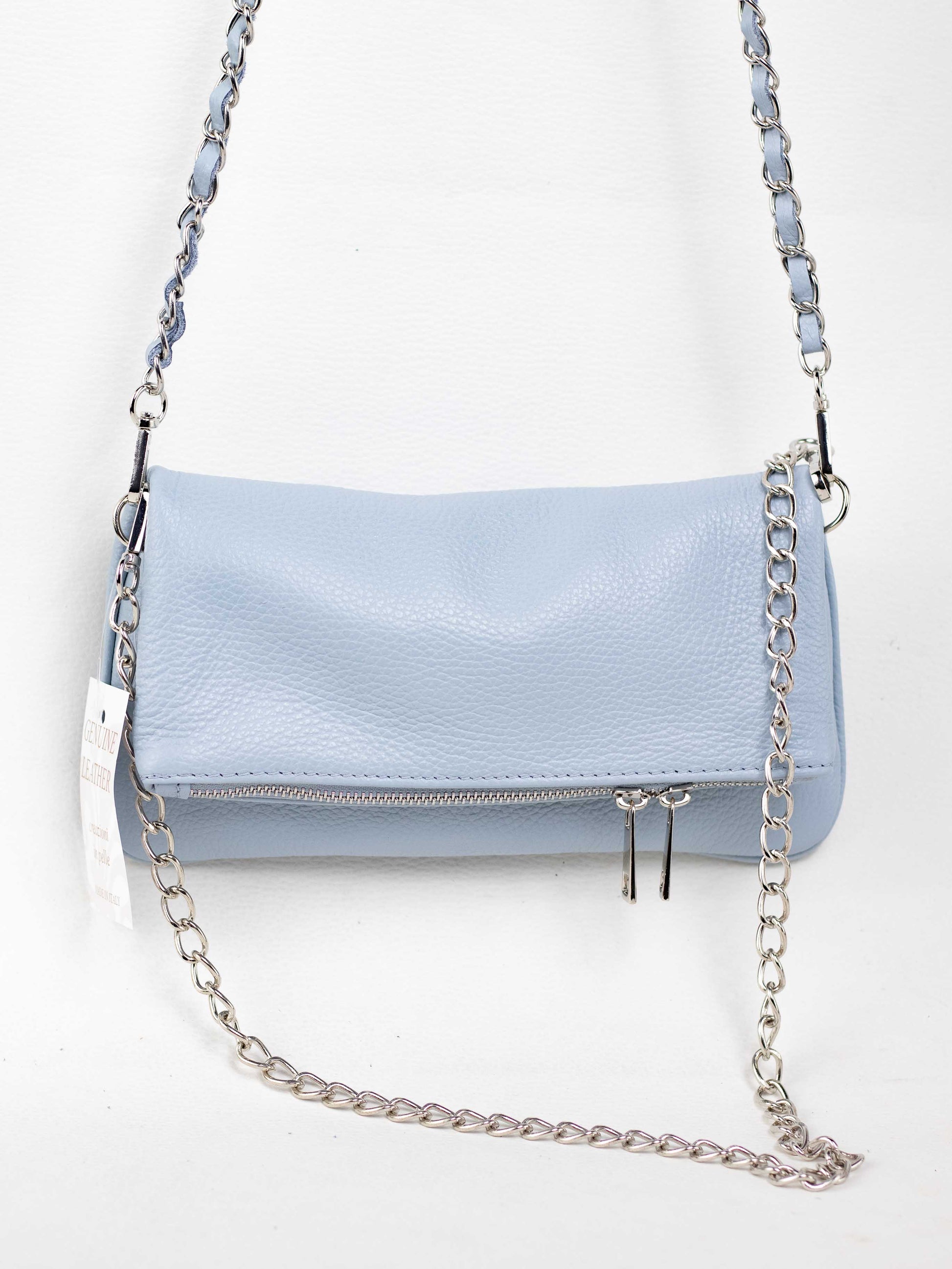 bolso de piel azul claro con dos cadenas