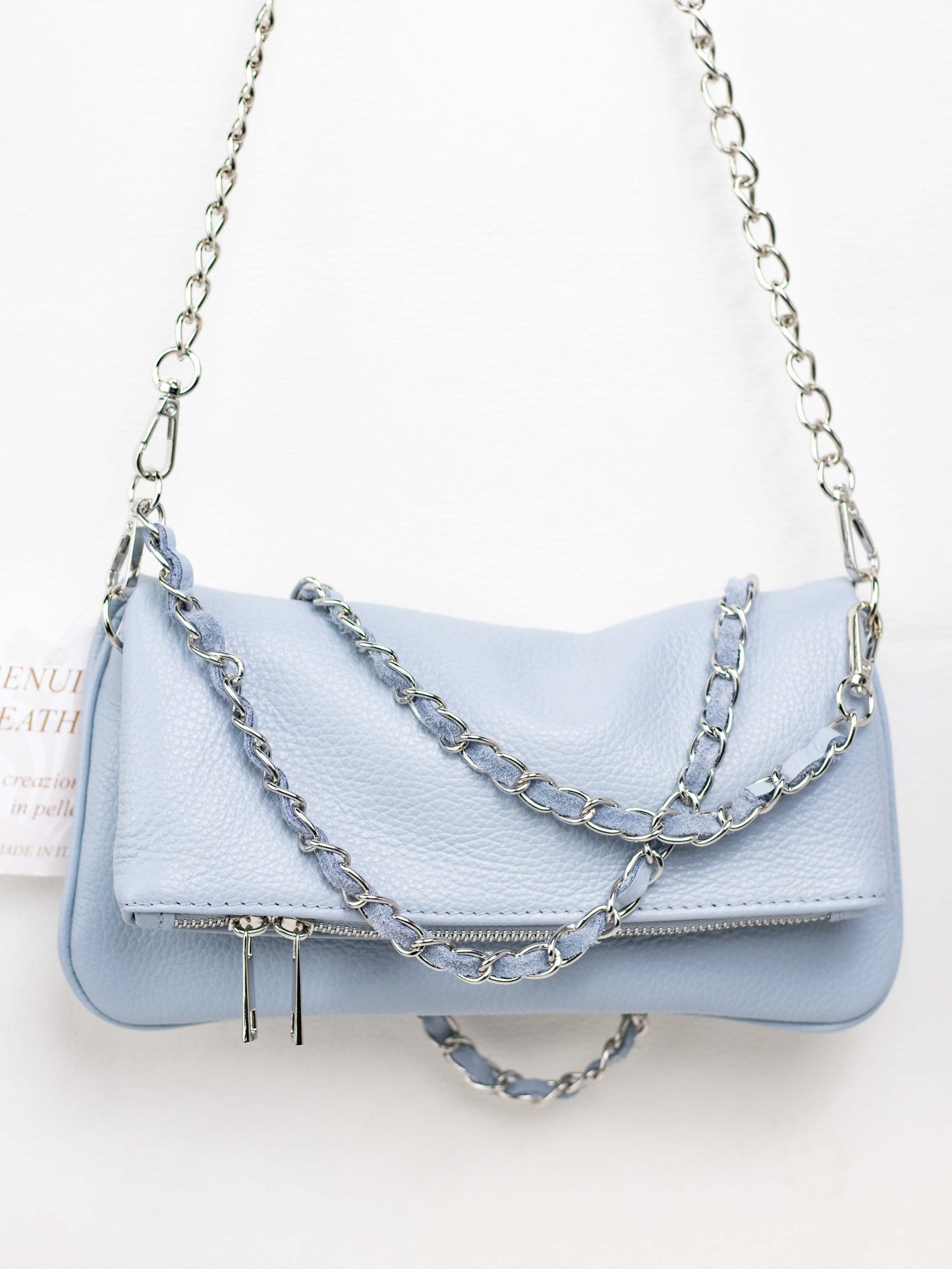 bolso de piel azul claro con dos cadenas